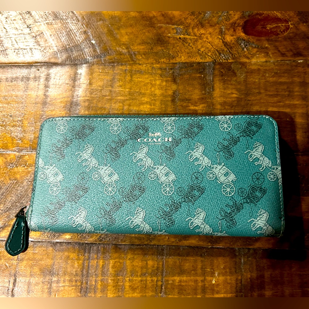 💚👛💚👛Coach Signature Horse and Carriage Wallet NWOT